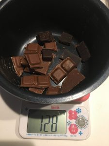 チョコレートを計量している写真