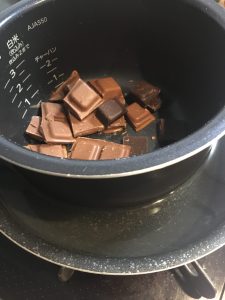 チョコレートを湯せんする写真
