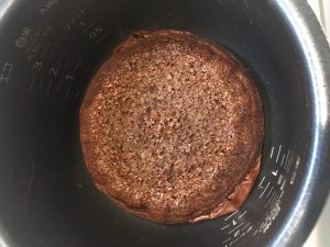 焼けたチョコケーキの写真