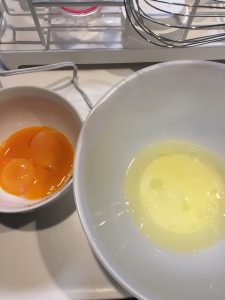 卵黄と卵白に分けた写真